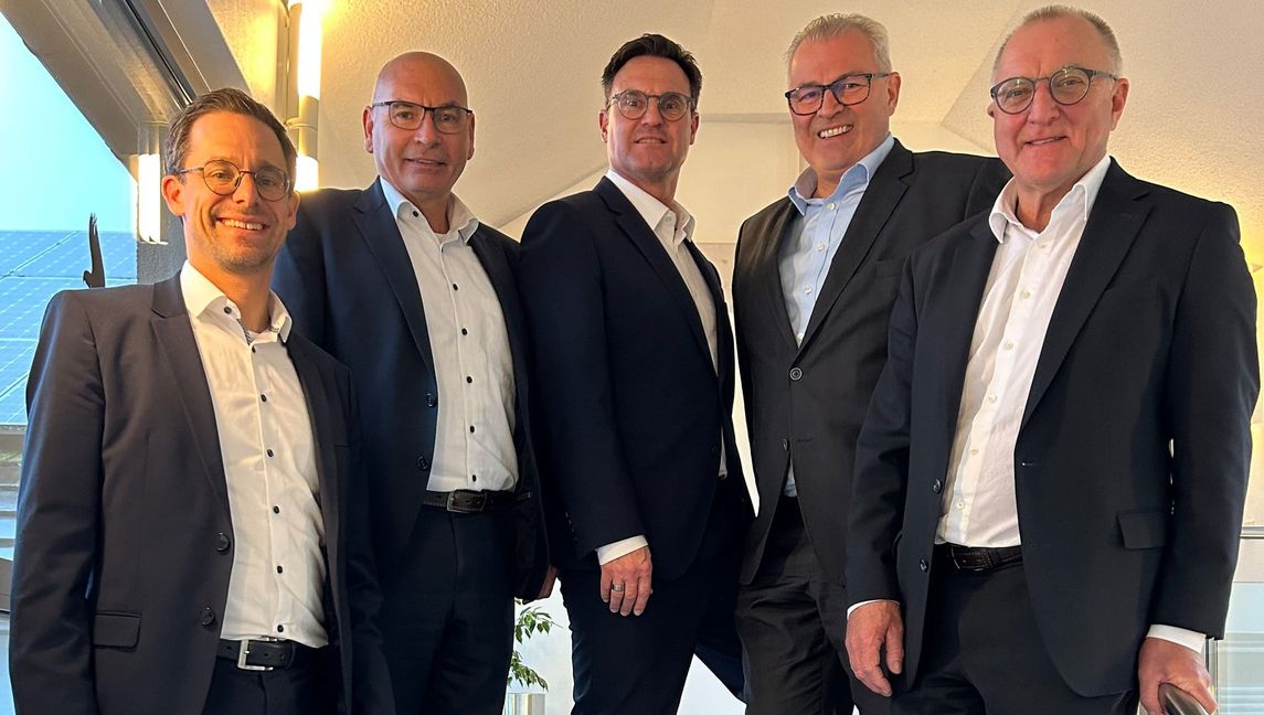 Vorstandsmitglieder der Arbeitsgemeinschaft Bezirksvereinigung der Volks- und Raiffeisenbanken Böblingen-Calw (von links): Jörg Niethammer (Vorstandsvorsitzender Vereinigte Volksbanken), Rainer Schäfer (Vorstand Genossenschaftsbank Weil im Schönbuch), Jürgen Held (Vorstandsvorsitzender Volksbank Leonberg-Strohgäu), Jörg Stahl (Co-Vorstandssprecher Volksbank in der Region) und Gerd Haselbach (Vorstand Raiffeisenbank im Kreis Calw).