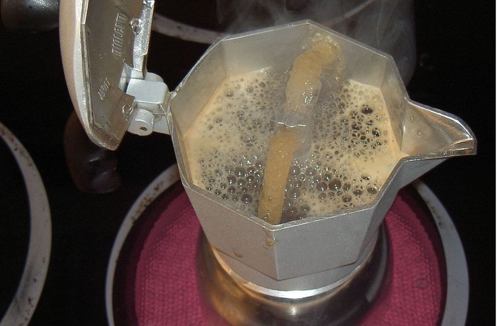 Der Hand-Maker: Der treue Morgenhelfer kommt bei Ihnen nicht einfach per Knopfdruck aus der Maschine. Sie sind Handarbeiter, ein Kreativer und Fantasiebegabter. Von Hand aufgebrüht, mit Gewürzen gemischt, langsam ziehen gelassen und dann stempeln. Back to the Roots.