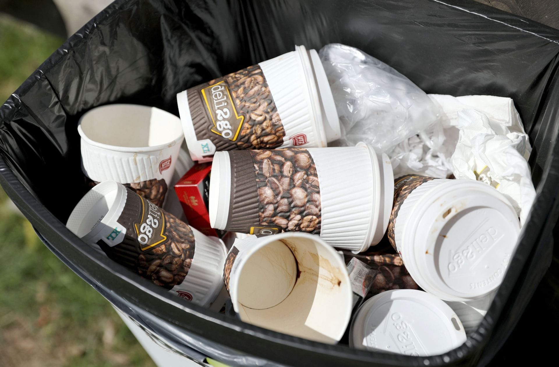 Der Hektische: Sie sind ernst, konzentriert und immer auf dem Sprung. Hinsetzen, genießen, palavern – das ist nicht Ihr Ding. Bevor es brenzlig wird, sind Sie schon wieder weg. Ein Coffee-2-Go im Pappbecher schont zwar nicht im Umwelt, aber gibt einem das Gefühl, immer auf Achse zu sein.