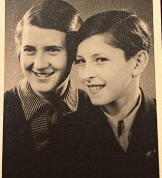 Konrad „Conny“ Sprai mit seiner Cousine Liselotte „Lilo“ Scheu auf einer Fotografie aus dem März 1937.