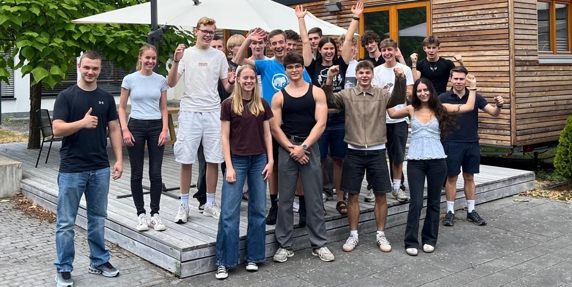Die Projektgruppe der Gottlieb-Daimler-Schule 2 rüstet ein Verbrennungs- zu einem Elektrofahrzeug um.