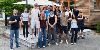 Die Projektgruppe der Gottlieb-Daimler-Schule 2 rüstet ein Verbrennungs- zu einem Elektrofahrzeug um.