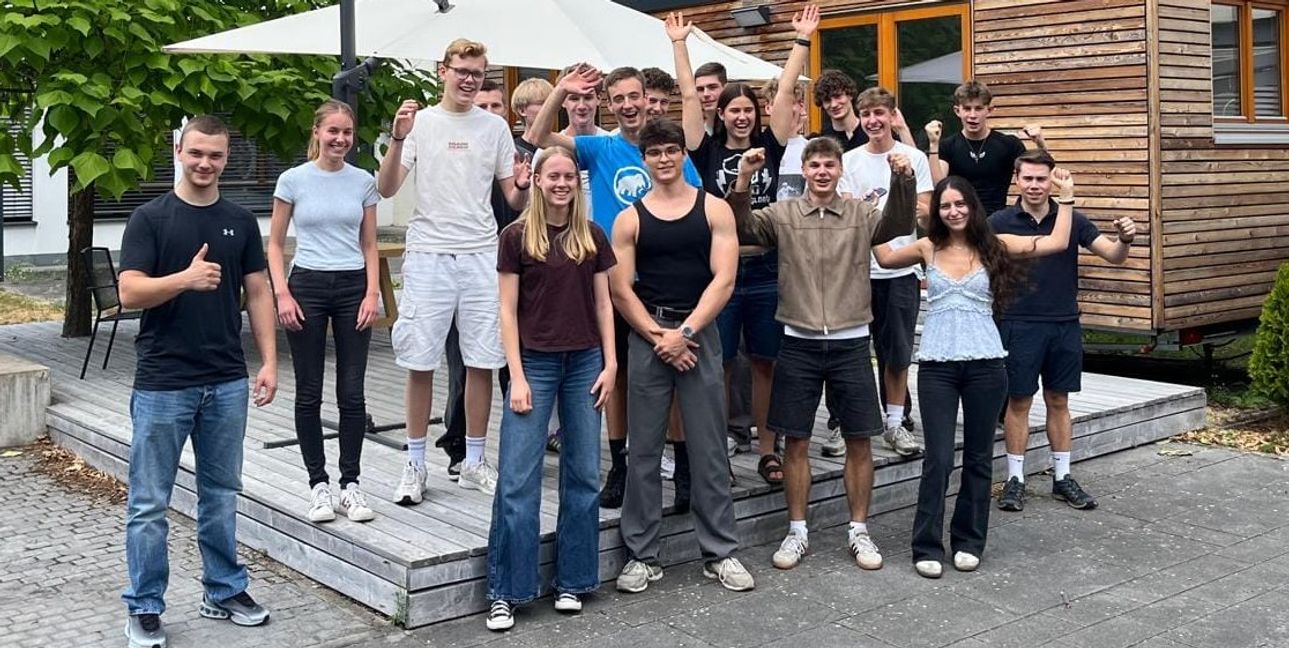 Die Projektgruppe der Gottlieb-Daimler-Schule 2 rüstet ein Verbrennungs- zu einem Elektrofahrzeug um.