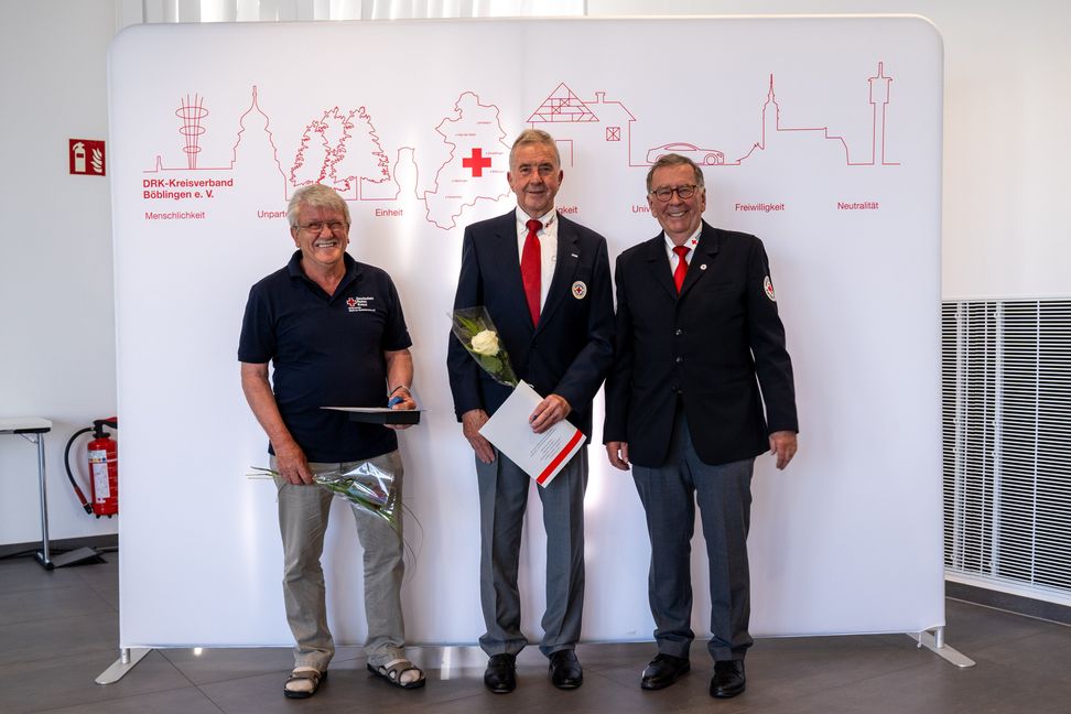 Mit der Ehrennadel in Gold des DRK-Kreisverbandes ausgezeichnet:  Willy Gorhan (Weil im Schönbuch), Wolfgang Flender (Aidlingen) und Präsident Michael Steindorfner.Bild: z