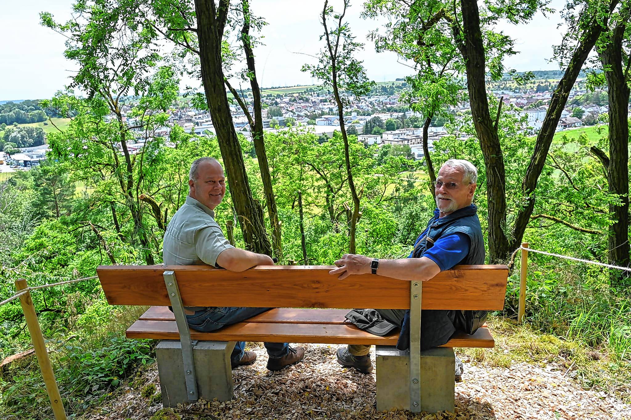 Förster Jochen Müller (links) und Hartmut Fleischmann auf einer der Bänke an der Steige.