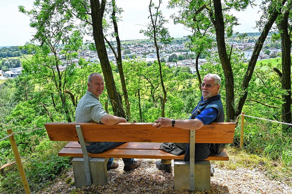 Förster Jochen Müller (links) und Hartmut Fleischmann auf einer der Bänke an der Steige.