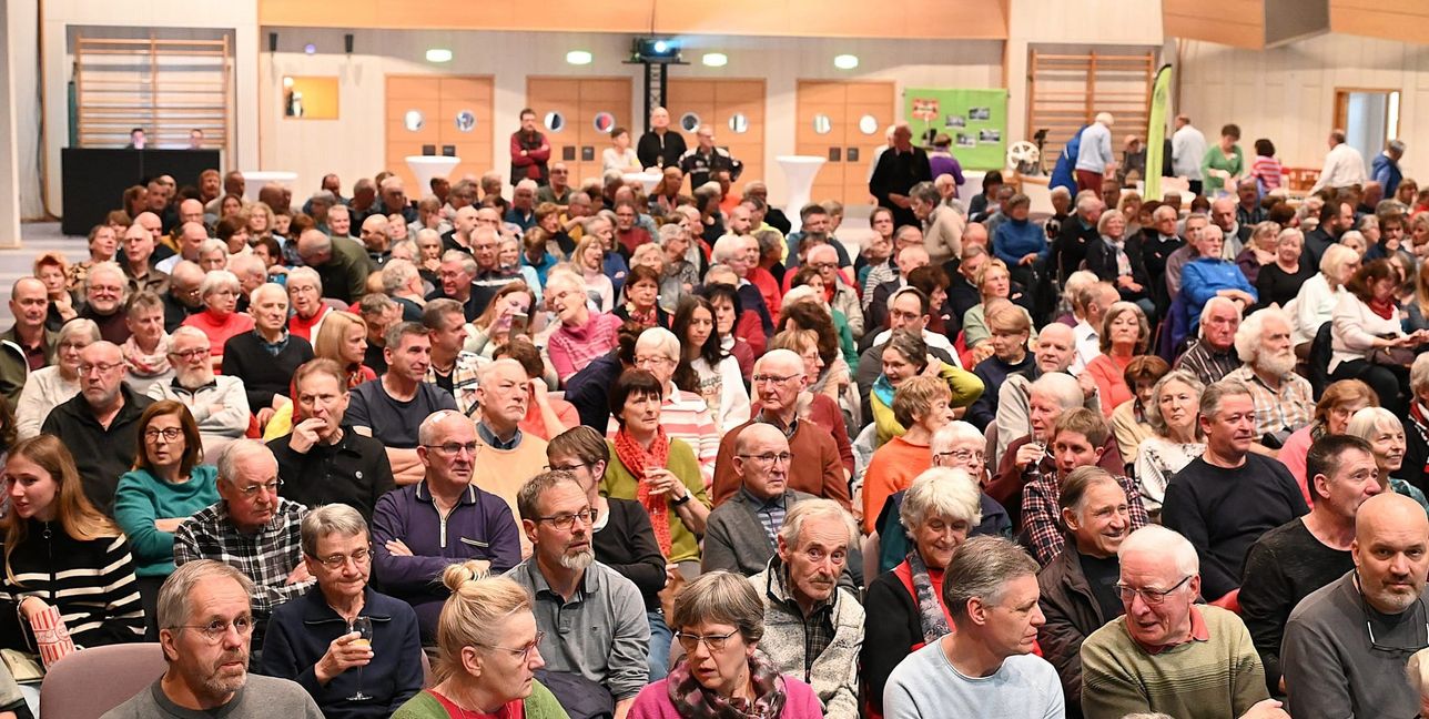 In der Magstadter Festhalle: Die Premiere des Heimatfilms stieß auf sehr großes Interesse. Bild: Reichert