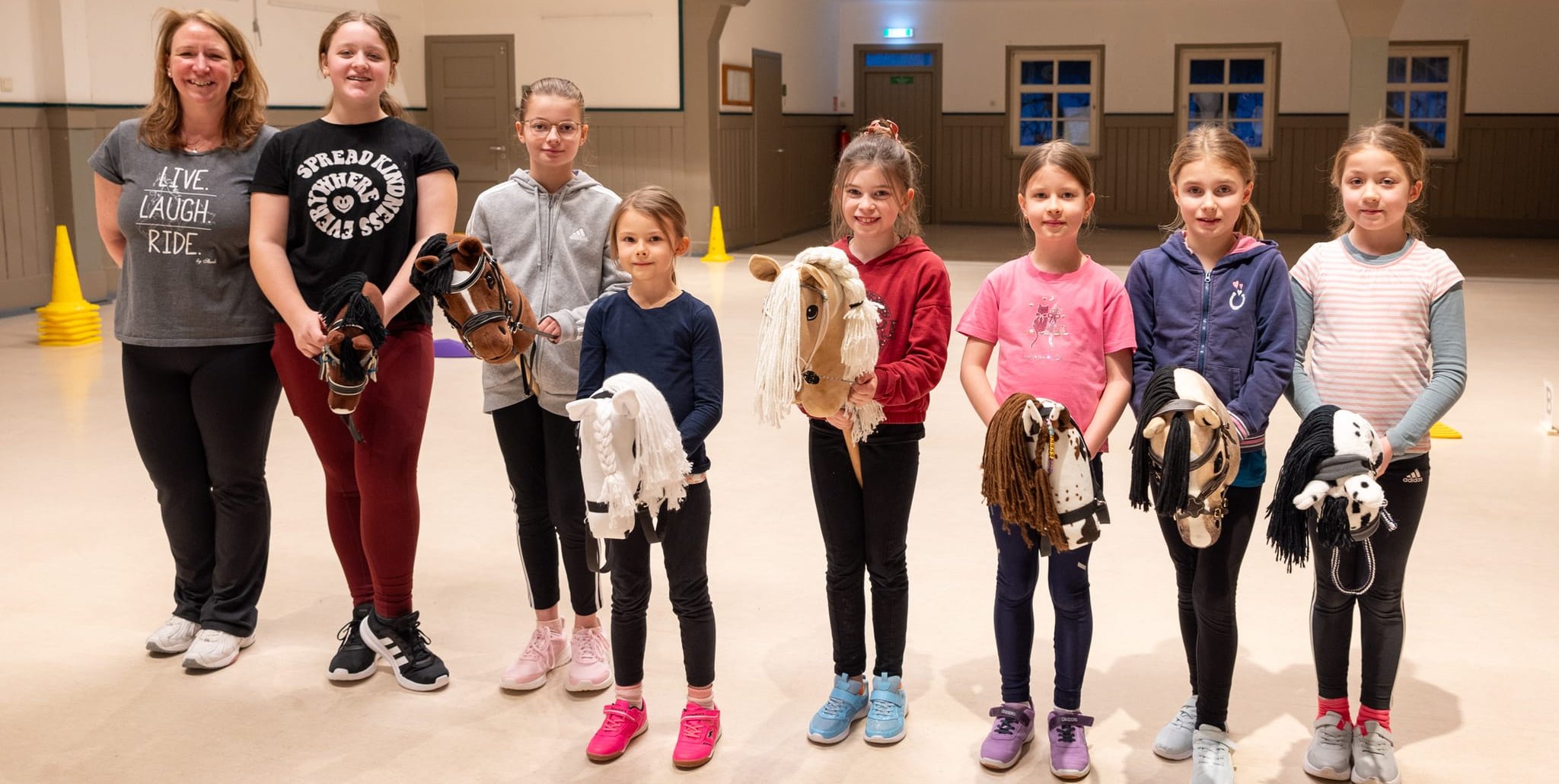 Übungsleiterin Alexandra Keller mit Lili Marquardt mit Cherry, Nele Babczynski mit Browni., Eva Krönert mit Finja, Melissa Bär mit Fury, Emmy Krönert mit Keks, Rosa Huck mit Sammy und Romy Kai mit Carmello treffen sich jeden Mittwochnachmittag.