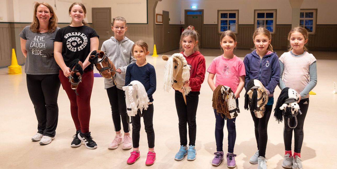 Übungsleiterin Alexandra Keller mit Lili Marquardt mit Cherry, Nele Babczynski mit Browni., Eva Krönert mit Finja, Melissa Bär mit Fury, Emmy Krönert mit Keks, Rosa Huck mit Sammy und Romy Kai mit Carmello treffen sich jeden Mittwochnachmittag.