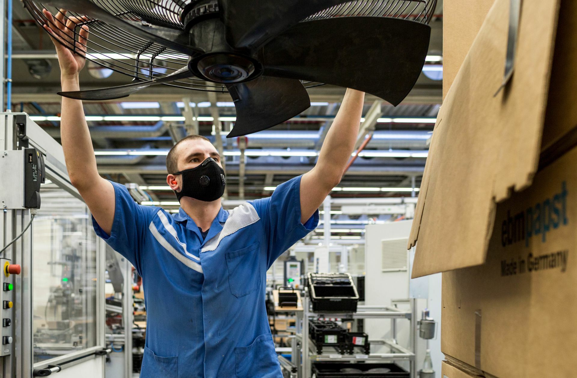 Beim Ventilatorenhersteller EBM-Papst erhalten die Mitarbeiter in Mulfingen eine Prämie für ihren besonderen Einsatz während der Corona-Pandemie.

Foto: EBM-Papst/Louisa Marie Summer