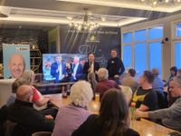 Zufriedene Gesichter bei CDU-Direktkandidat Marc Biadacz (links) und dem CDU-Landtagsabgeordneten und Kreisvorsitzenden Matthias Miller bei der Wahlparty im Paladion.