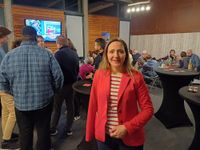Jasmina Hostert (SPD) freut sich über ein gutes persönliches Ergebnis und zieht erneut in den Bundestag ein.