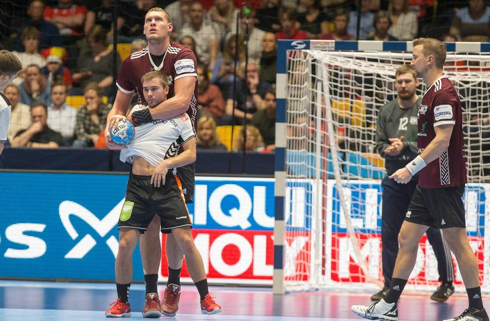 Ein 2,15-m-Riese kommt in die Bundesliga: Der lettische Nationalspieler  Dainis Kristopans (li.), hier im Duell mit dem niederländischen Spielmacher Luc Steins.