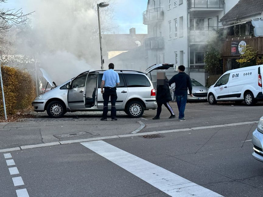 Der Qualm aus dem Motor des Fords war weit zu sehen. Bild: SDMG/Dettenmeyer