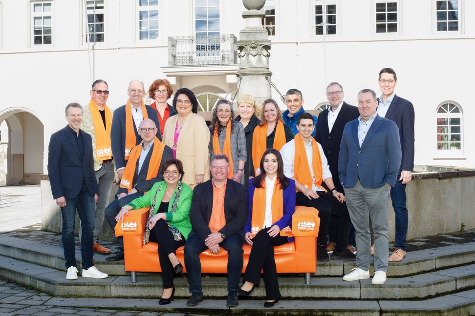 Auf unserem Foto (von links): Reihe 1 Anette Bebion, Bernd Nass, Laura Wellinger; Reihe 2 Uwe Schäfer, Stefan Andre, Margit Holzwarth, Susanne Winkler, Nadine Winkler, Philipp Beck, Oliver Altvater; Reihe 3 Harald Wellinger, Wolfgang Stiegler, Susanne Wolbold, Manuela Schneider, Angelo Di Dio, Erik Stähle, Dr. Mark Hillmann, nicht auf dem Bild Dr. Udo Gommel. Bild: z