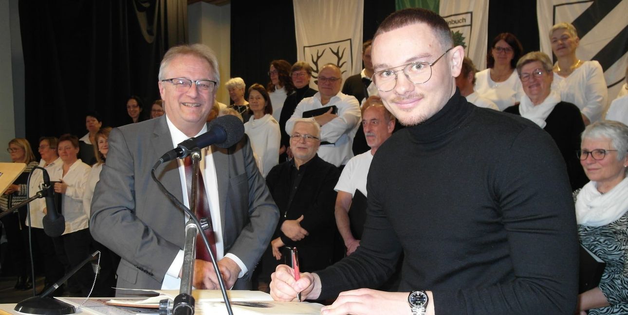 Beim Neujahrsempfang von Weil im Schönbuch hat sich Mark Larsow (rechts) ins Goldene Buch der Gemeinde eingetragen und von Bürgermeister Wolfgang Lahl (links) gratulieren lassen: Der Kickboxer erkämpfte sich im November letzten Jahres den Titel Deutscher Meister in der Kategorie Pro-Am bis 75 Kilogramm.