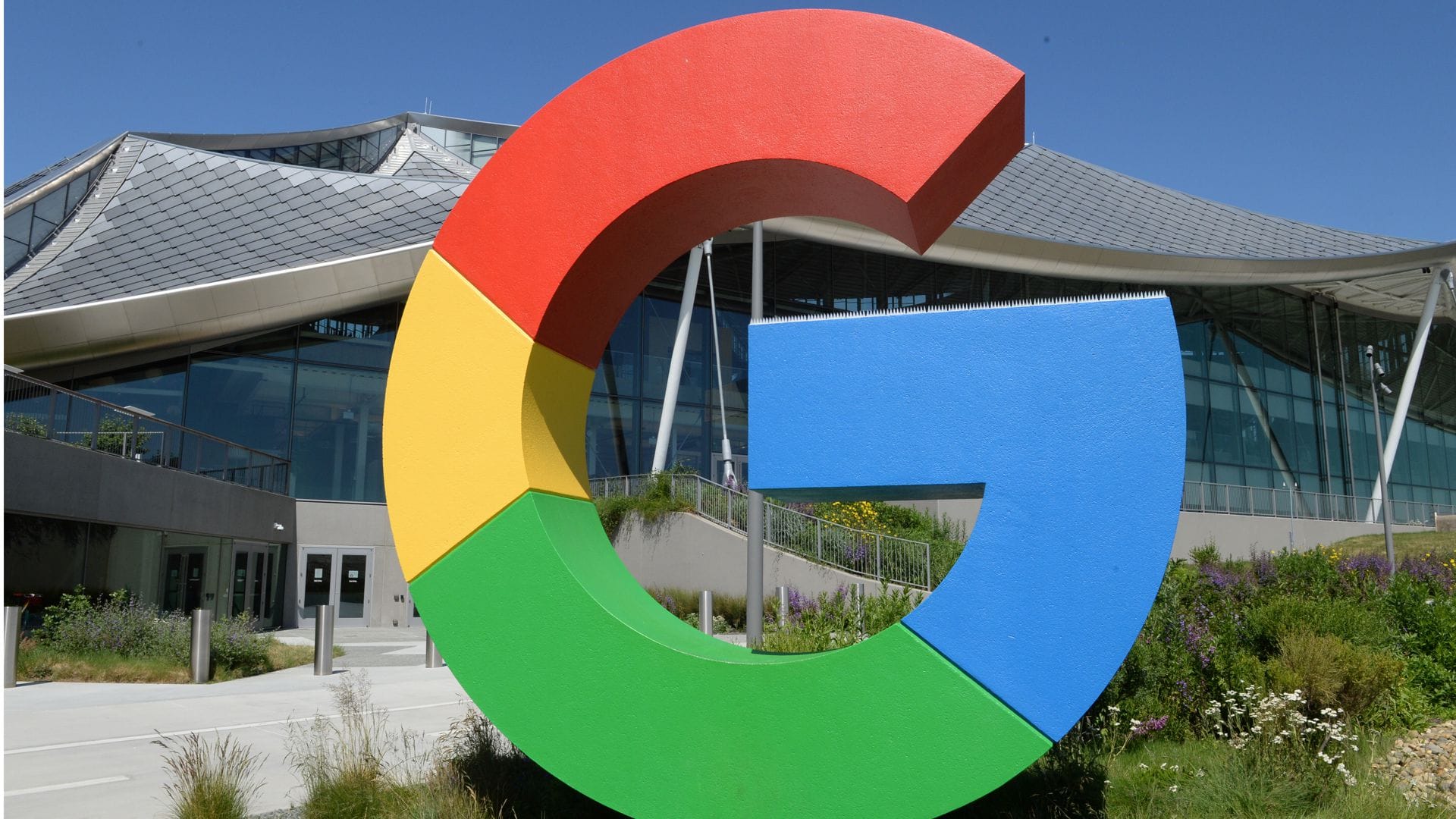 Das Logo von Google ist an einem Gebäude der Konzernzentrale zu sehen (Archivbild).
