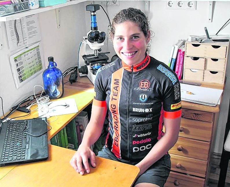 Lisa Brandau im Rad-Outfit am Schreibtisch. Das ist keine Seltenheit bei der Schönaicherin. Bild: Frank Müller