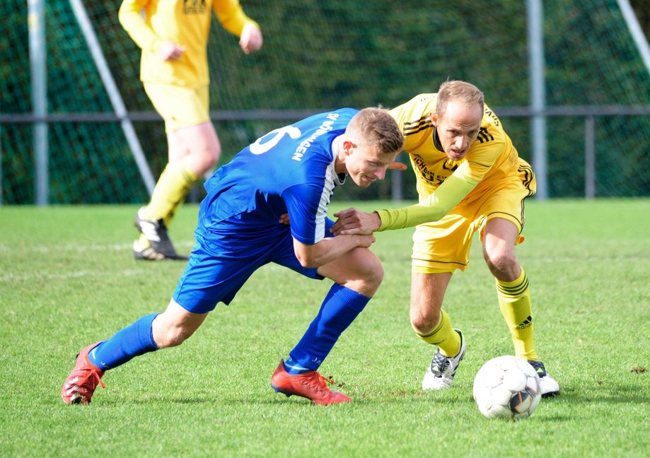 Ein Kampf auf Biegen und brechen war das Duell der SV Böblingen II mit  Philipp Graf (links) und der Spvgg Aidlingen mit Patrick Kalmbach.                      Bild: Photostampe
