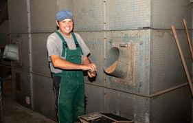 Zur späteren Vermarktung lagert Sigmund Kemmler seinen Weizen auf dem Hof und prüft auch dort die Feuchtigkeit der Körner.