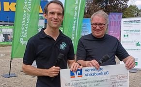 SZ/BZ-Verleger Christian Röhm (links) überreicht einen Spendenscheck in Höhe von 7500 Euro an Jürgen Haar, den Vorsitzenden des Vereins „Nachbarn in Not“.