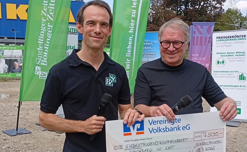 SZ/BZ-Verleger Christian Röhm (links) überreicht einen Spendenscheck in Höhe von 7500 Euro an Jürgen Haar, den Vorsitzenden des Vereins „Nachbarn in Not“.