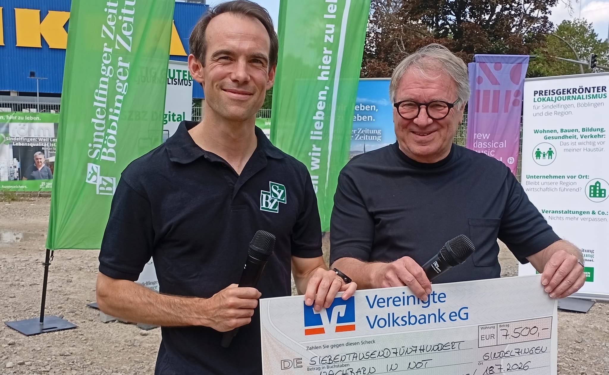 SZ/BZ-Verleger Christian Röhm (links) überreicht einen Spendenscheck in Höhe von 7500 Euro an Jürgen Haar, den Vorsitzenden des Vereins "Nachbarn in Not".
