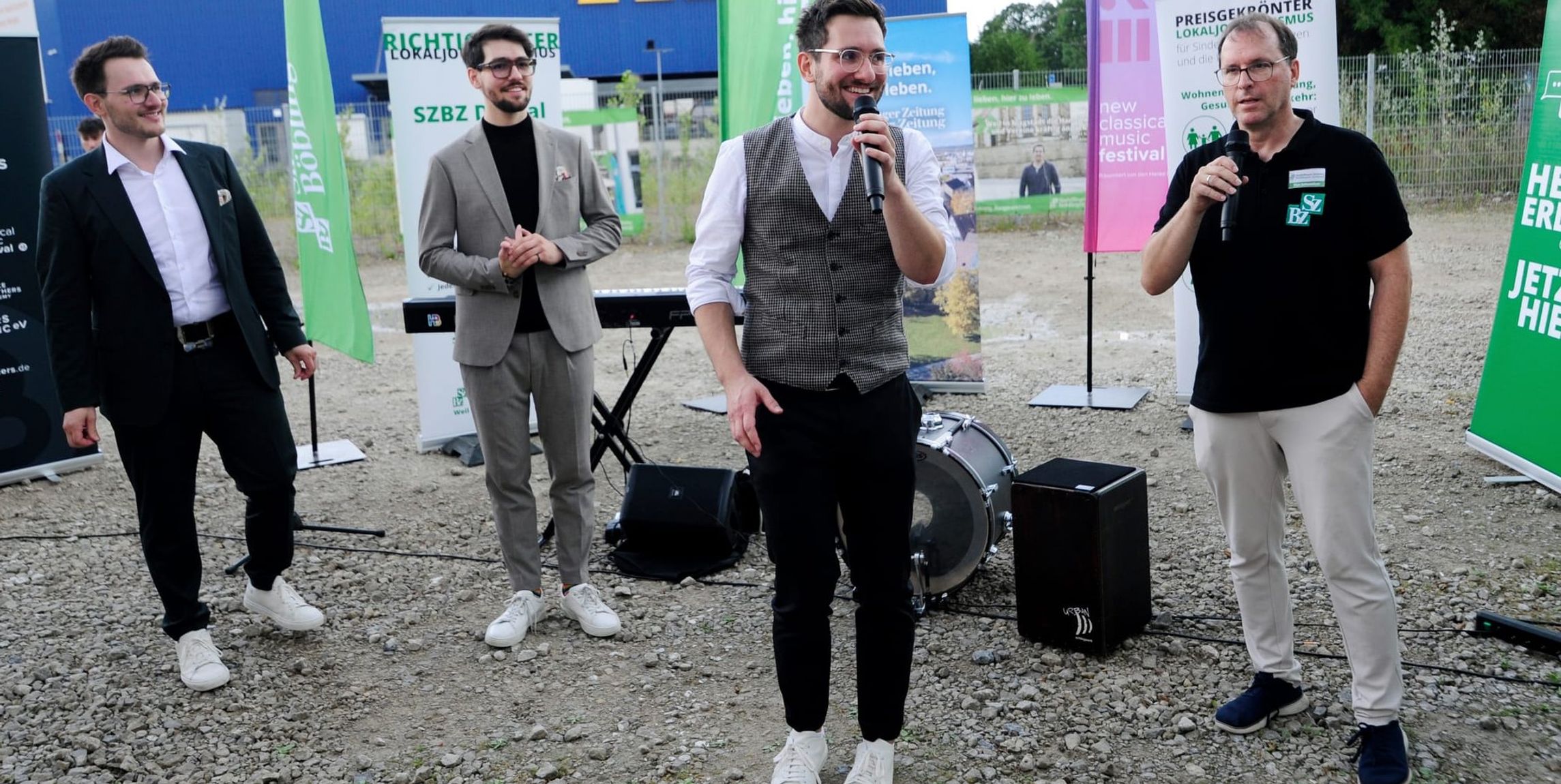 Redaktiosleiter Tim Schweiker (rechts) begrüßt die Hanke Brothers.