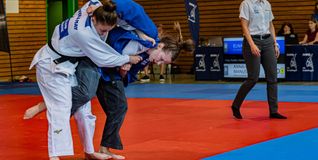 Mit vollem Einsatz – wie hier die Sindelfingerin Elena Ahrenhold (rechts) im Mannschaftskampf gegen Karlsruhe – werden die Vf_Judofrauen zur Sache gehen.