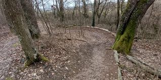 ie Kurven werden mit Erde und Natursteinen gestaltet.