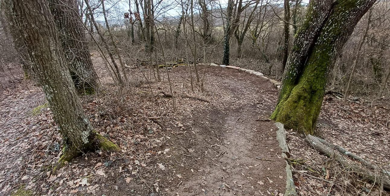 ie Kurven werden mit Erde und Natursteinen gestaltet.