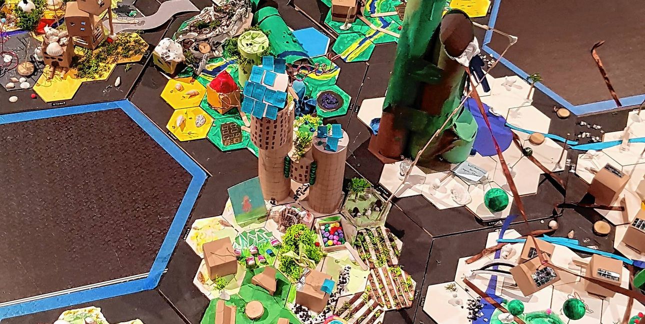 Die Schüler der DAT-Kunstschule zeigen, wa sie im Planspiel „Isle of Arts“ und den Workshops erarbeitet haben.