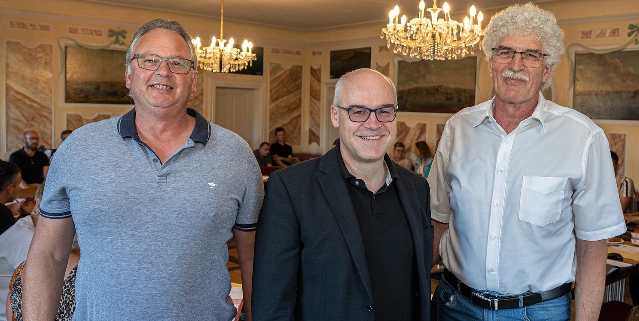 Grafenaus Bürgermeister Martin Thüringer (Mitte) mit seinen beiden Stellvertretern aus dem Gemeinderat: Rechts Bruno Metzger und links Thomas Rölli. Der dritte gewählte Stellvertreter Karl-Heinz Luginsland war nicht in der Sitzung.