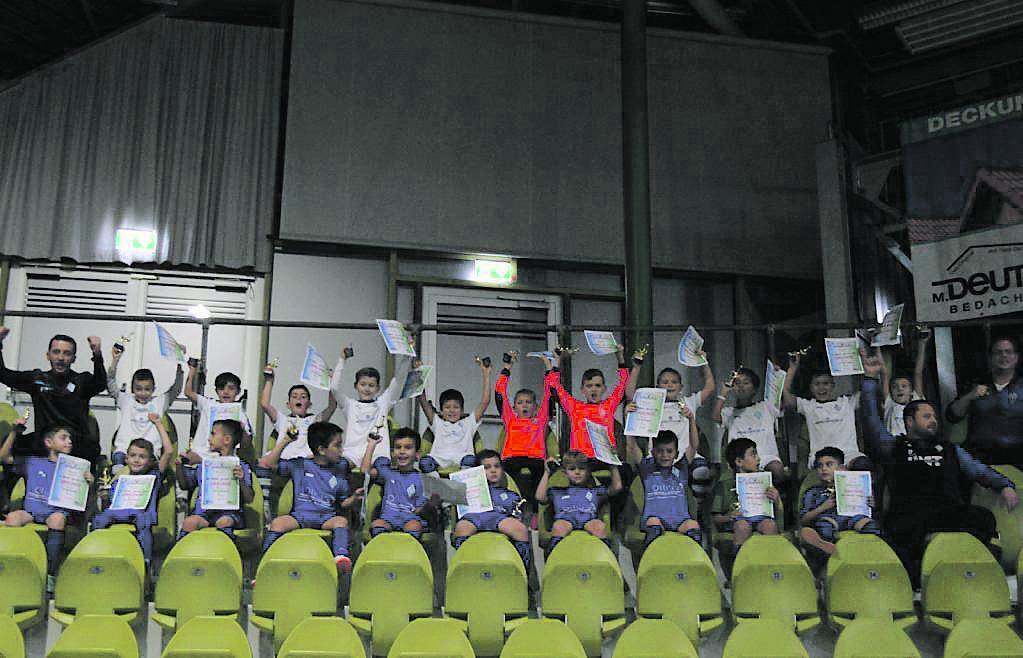 Siegreiche SVB: die F2-Junioren (blaue Trikots) und die F1-Junioren (weiße Trikots). Bilder: Zvizdiç