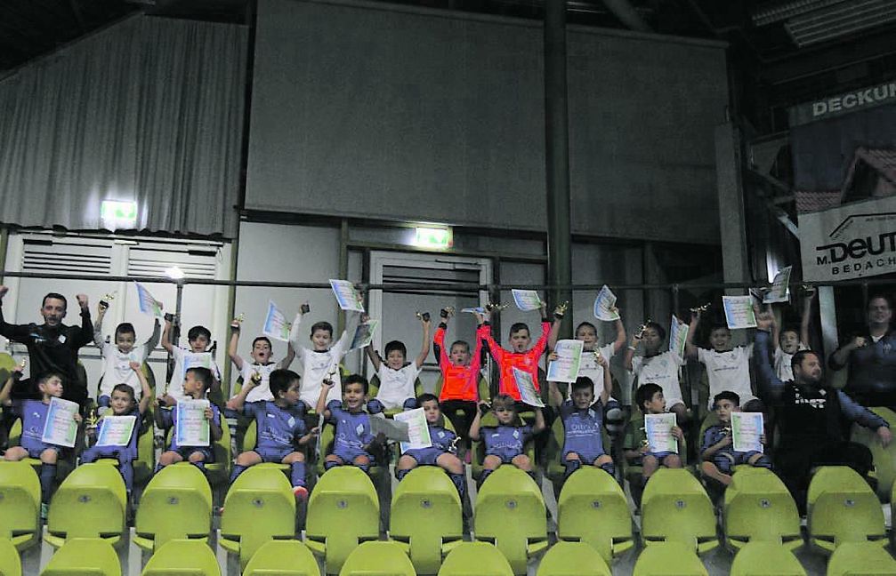 Siegreiche SVB: die F2-Junioren (blaue Trikots) und die F1-Junioren (weiße Trikots). Bilder: Zvizdiç