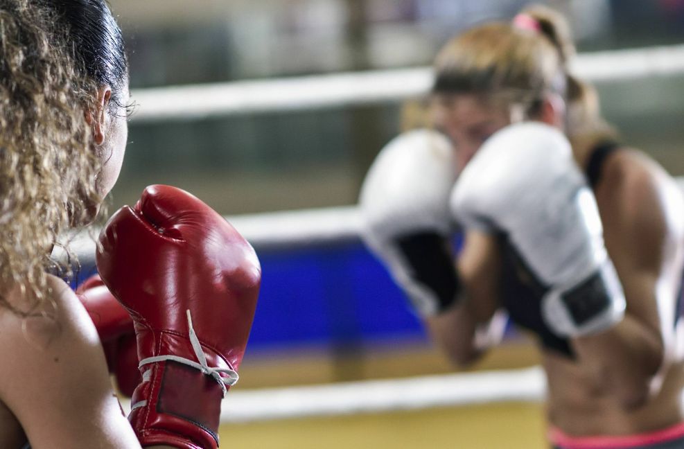 Unser Symbolbild zeigt zwei Boxerinnen: Vorwürfe der sexualisierten Gewalt gegen Athletinnen gibt es derzeit im olympischen Boxen in Baden-Württemberg.