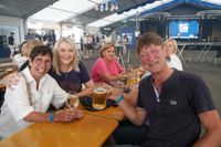 Superstimmung bei der Sommernachtsparty im Maichinger Festzelt.