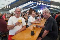 Superstimmung bei der Sommernachtsparty im Maichinger Festzelt.