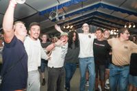 Superstimmung bei der Sommernachtsparty im Maichinger Festzelt.