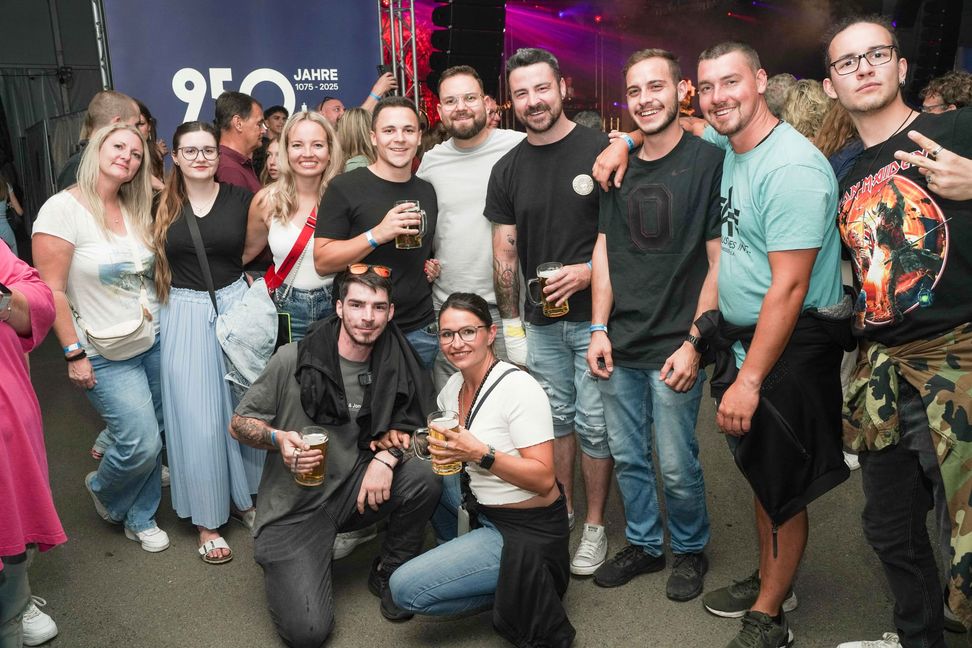 Superstimmung bei der Sommernachtsparty im Maichinger Festzelt.