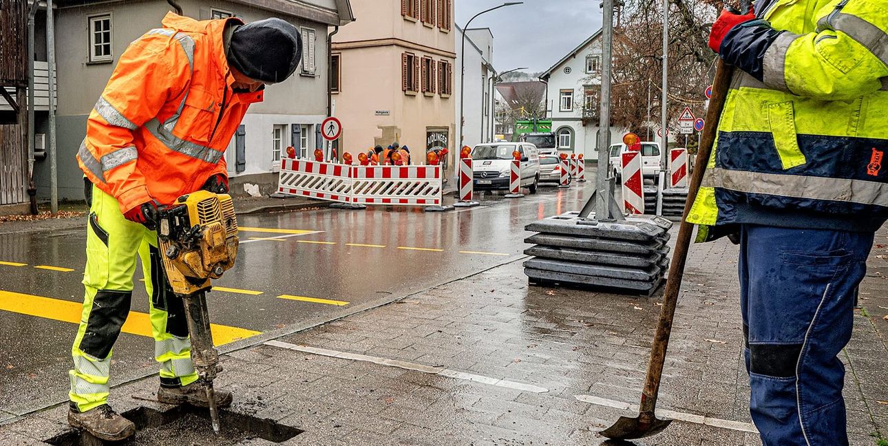 Wechselnde Verkehrsbeschränkungen werden die Autofahrer in Aidlingen noch eine Weile begleiten. Lange Staus vor den Ampeln auf der Durchgangsstraße gehören fast schon dazu wegen dem Glasfaserausbau.