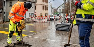 Wechselnde Verkehrsbeschränkungen werden die Autofahrer in Aidlingen noch eine Weile begleiten. Lange Staus vor den Ampeln auf der Durchgangsstraße gehören fast schon dazu wegen dem Glasfaserausbau.