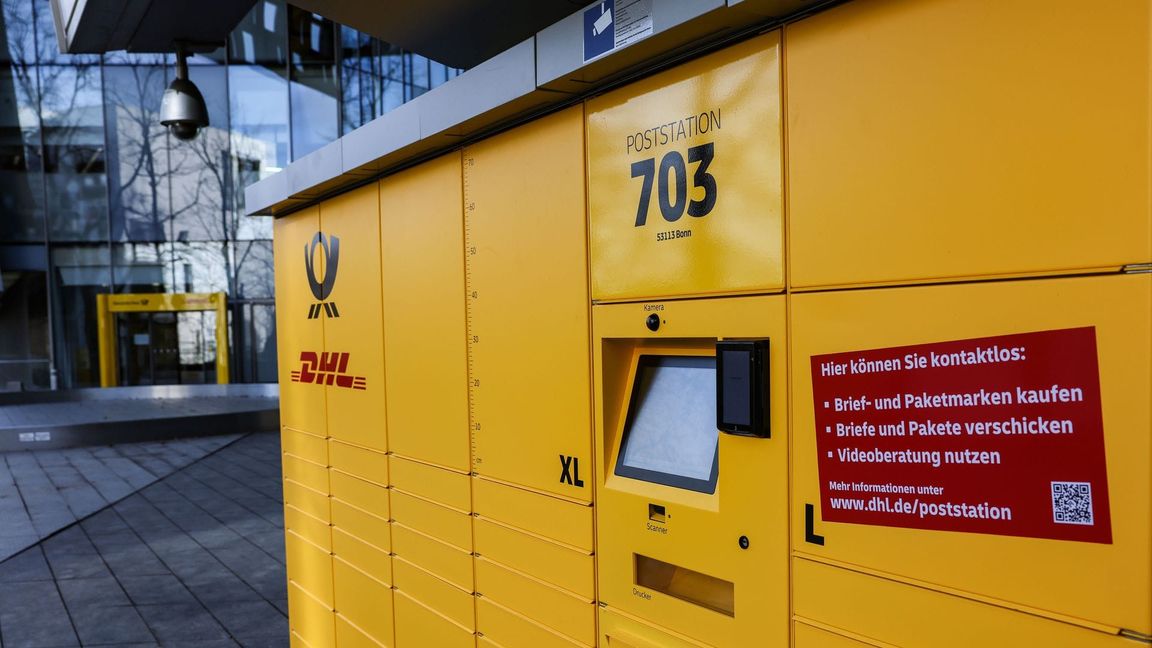 Ein Automat namens Poststation steht vor der Zentrale von DHL in Bonn.