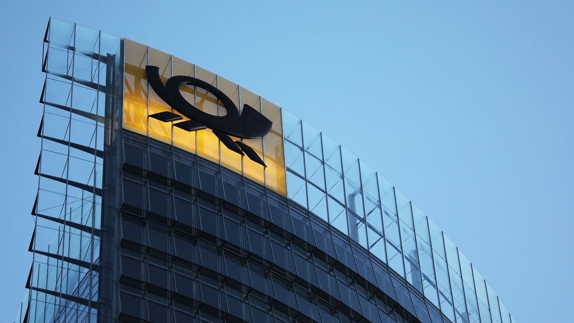 Das Logo der Deutschen Post leuchtet am Post-Tower, dem Unternehmenssitz des Post-Konzerns DHL.