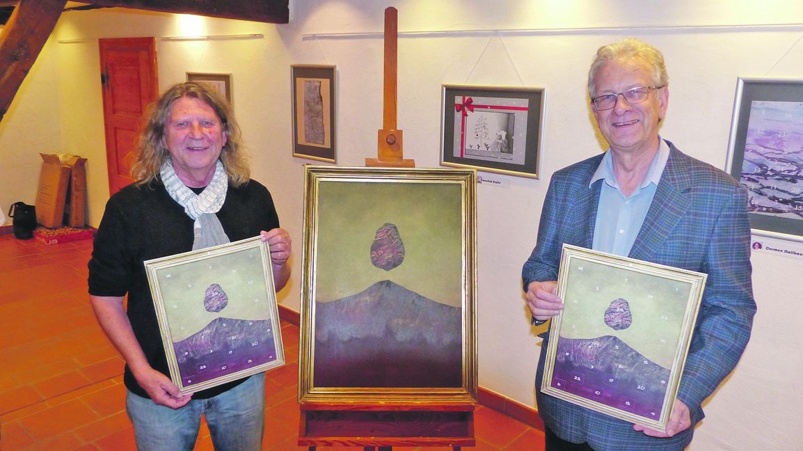 Thomas Kowoll (links), Geschäftsführer des Kinderschutzbund-Kreisverbandes, und der Vorsitzende des Verbandes präsentieren ihren Kunst-Adventskalender. Das Bild für den Kalender stammt von Roland Emmerich. Bild: z