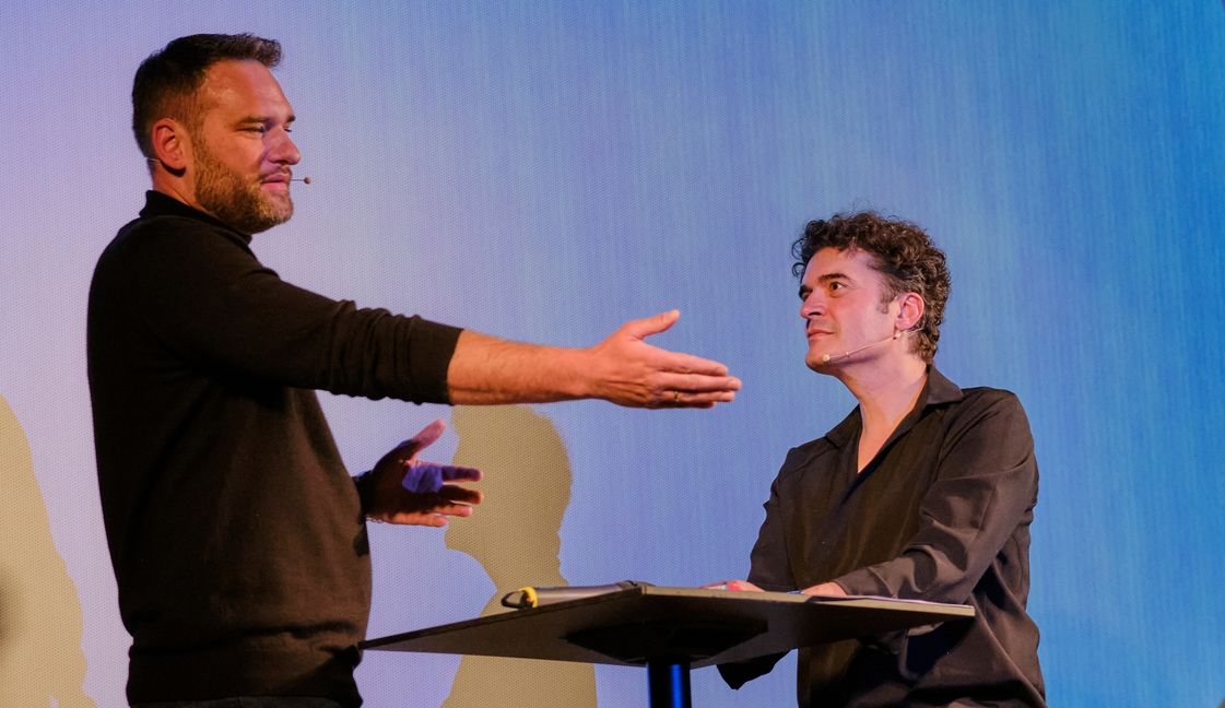Zwei Macher im Gespräch im Böblinger Bärenkino: Der Musikproduzent und Sound Designer Manuel „Menju“ Mayer (links) und Volker Siegle, Ideengeber der Sport- und Gesundheitswochen. Bild: Kittelberger