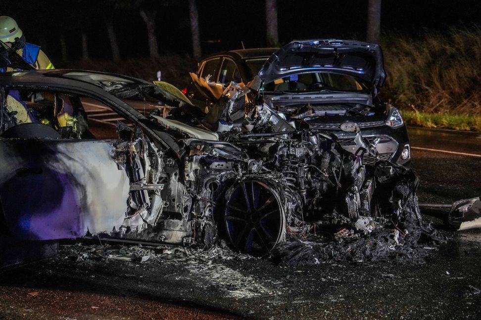 Der Jaguar brannte komplett aus.