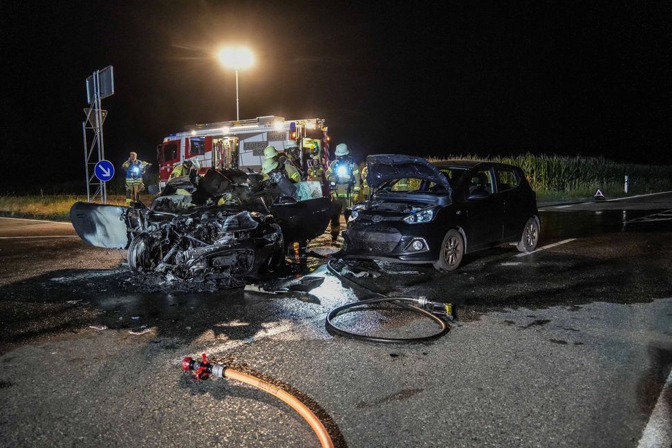 Der Jaguar brannte komplett aus.