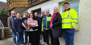 Von links: Dr. Karl Peter Hoffmann (Geschäftsführer Stadtwerke), Wolfgang Stierle (Ortsvorsteher), José Carlos Teixeira (Ehemann der Glasfaserkundin), Alexandra Teixeira (1000. Telekom-Kundin), Célia Martins Barosa (Telekom), Stefan Winkler (Telekom), Bernd von Ende (Stadtwerke), Sabine Wittlinger (Telekom) sowie Konstantin Trotner (Stadtwerke).