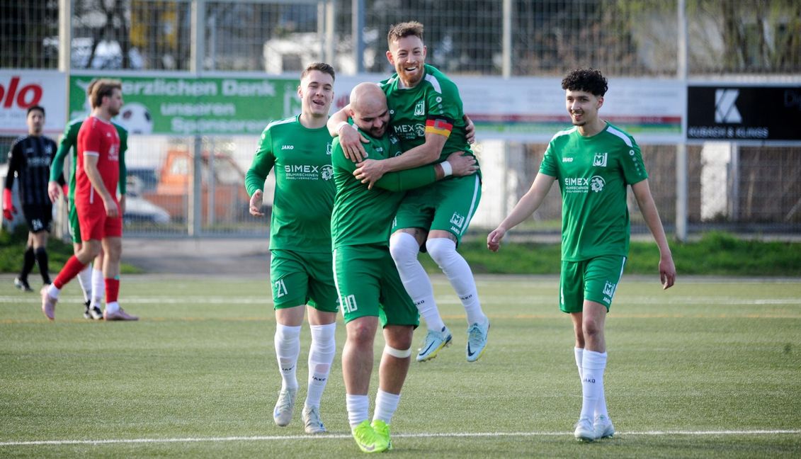 Endrit Syla und Michael Klauß freuen sich über den 4:0-Sieg gegen den MTV Stuttgart.